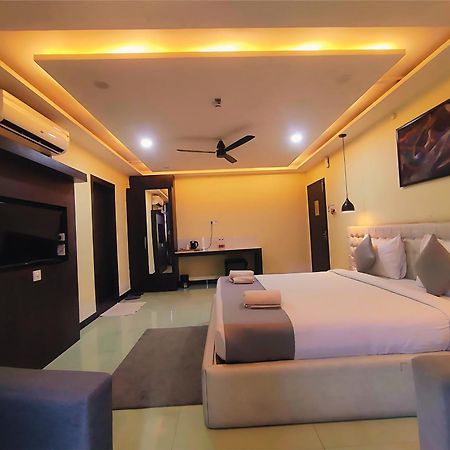 Hotel Papilio Māldah Buitenkant foto
