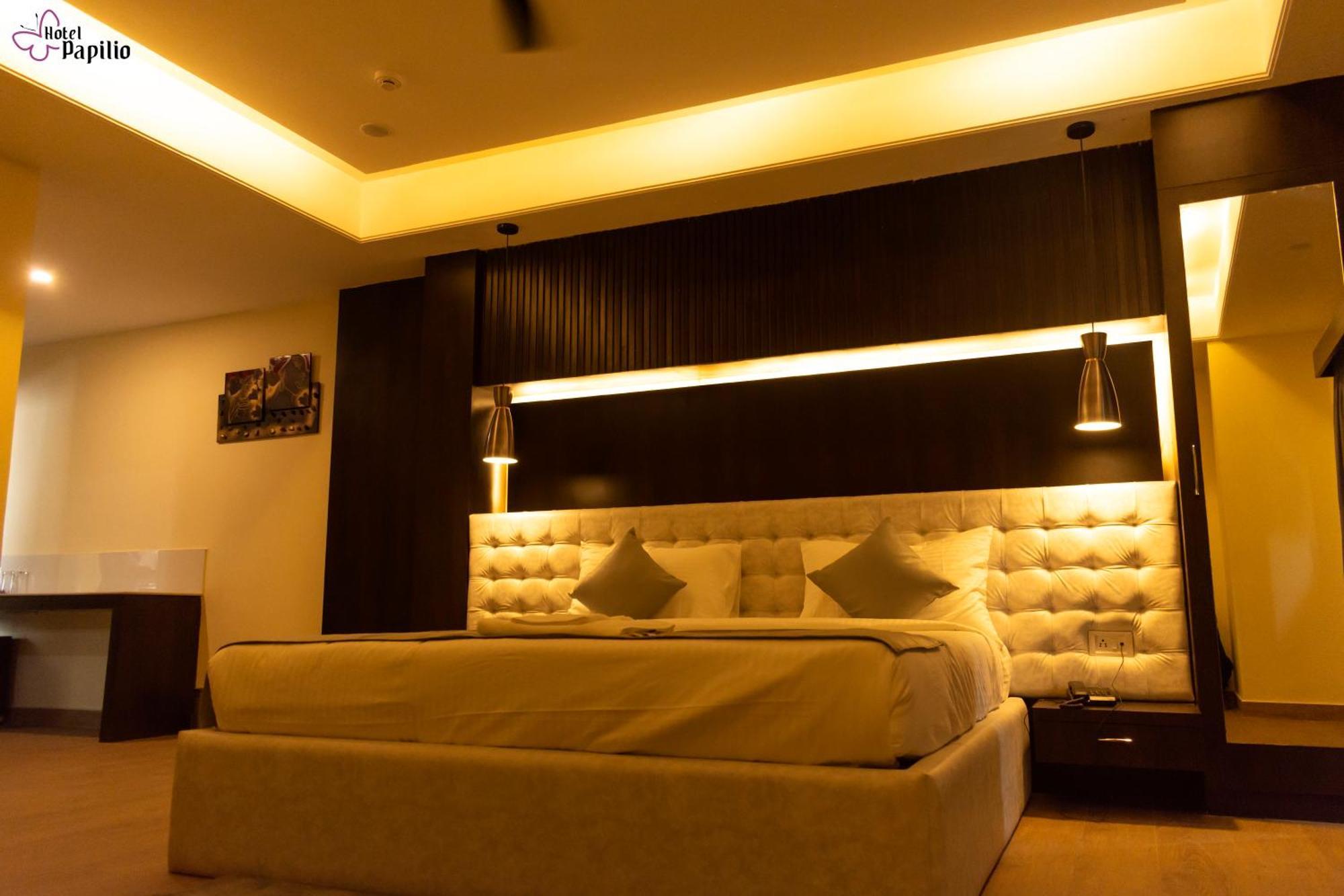 Hotel Papilio Māldah Buitenkant foto