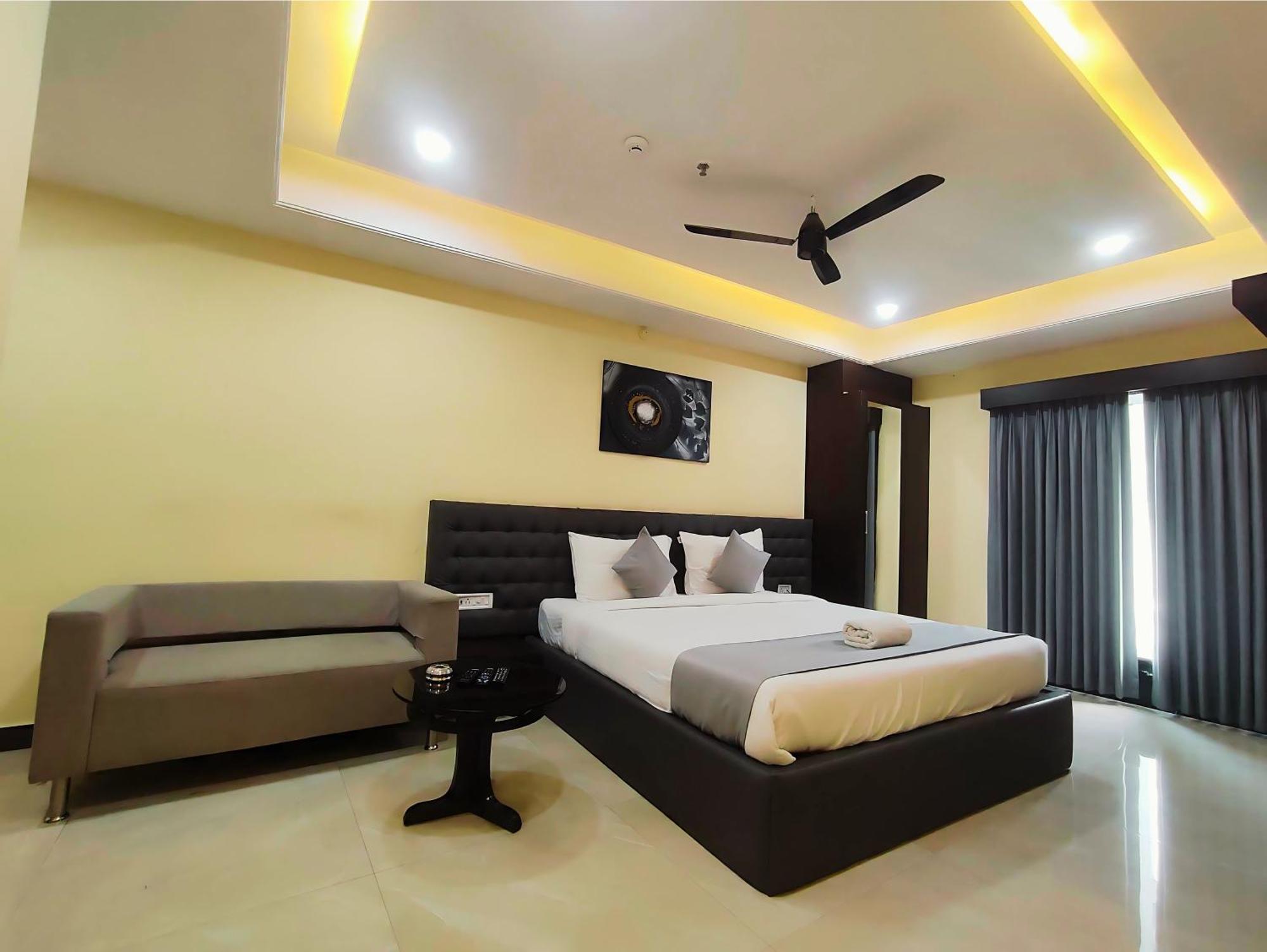 Hotel Papilio Māldah Buitenkant foto