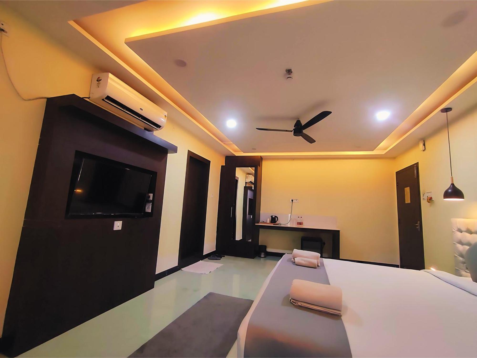 Hotel Papilio Māldah Buitenkant foto