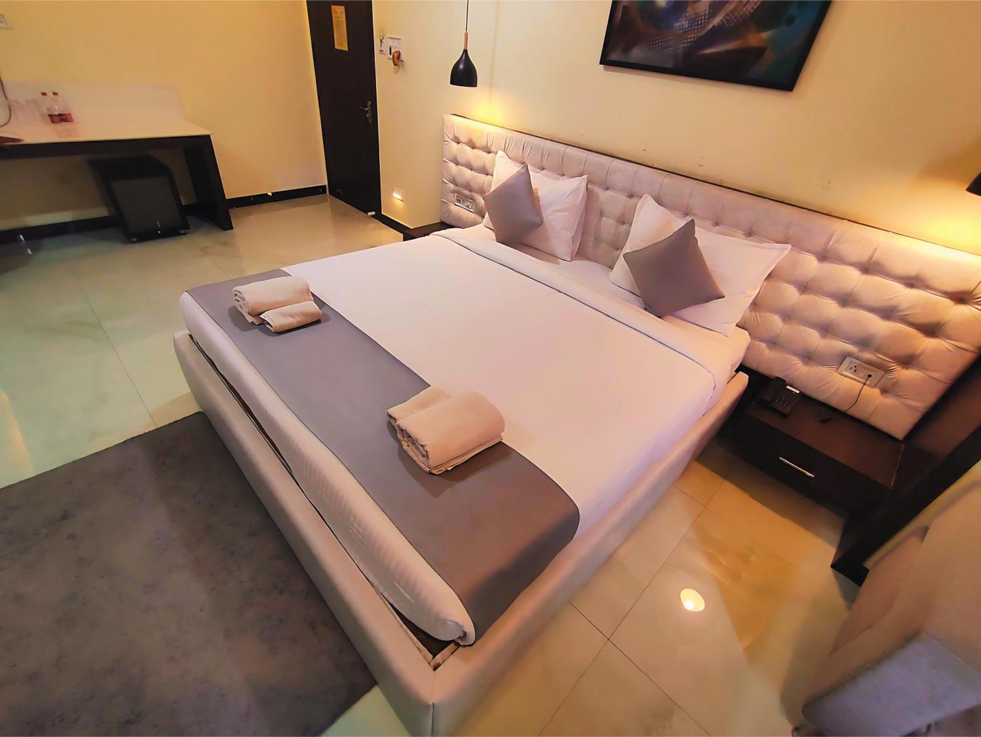 Hotel Papilio Māldah Buitenkant foto