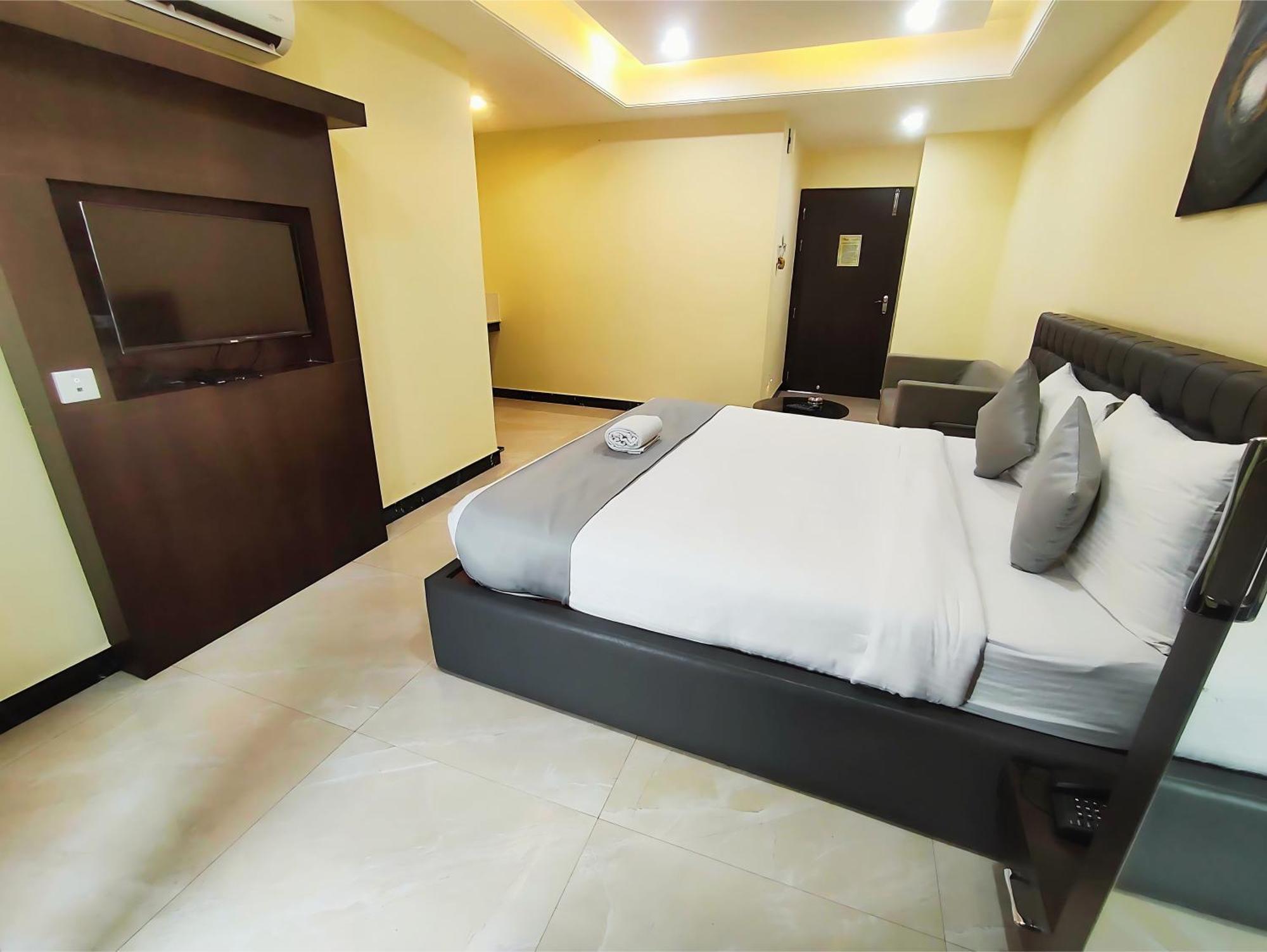 Hotel Papilio Māldah Buitenkant foto