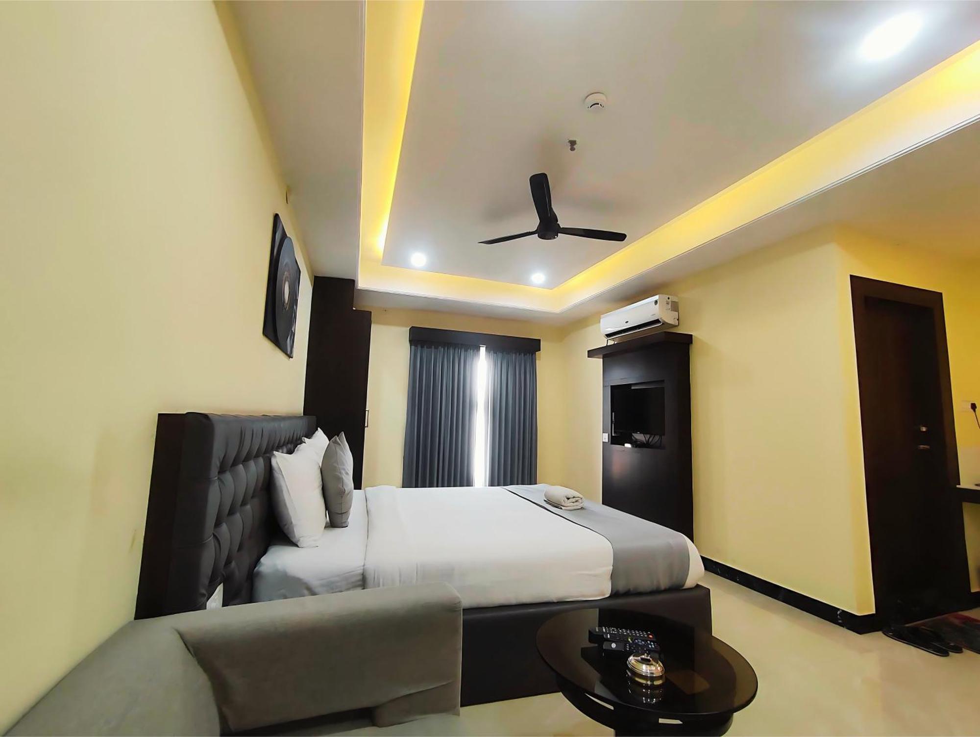 Hotel Papilio Māldah Buitenkant foto