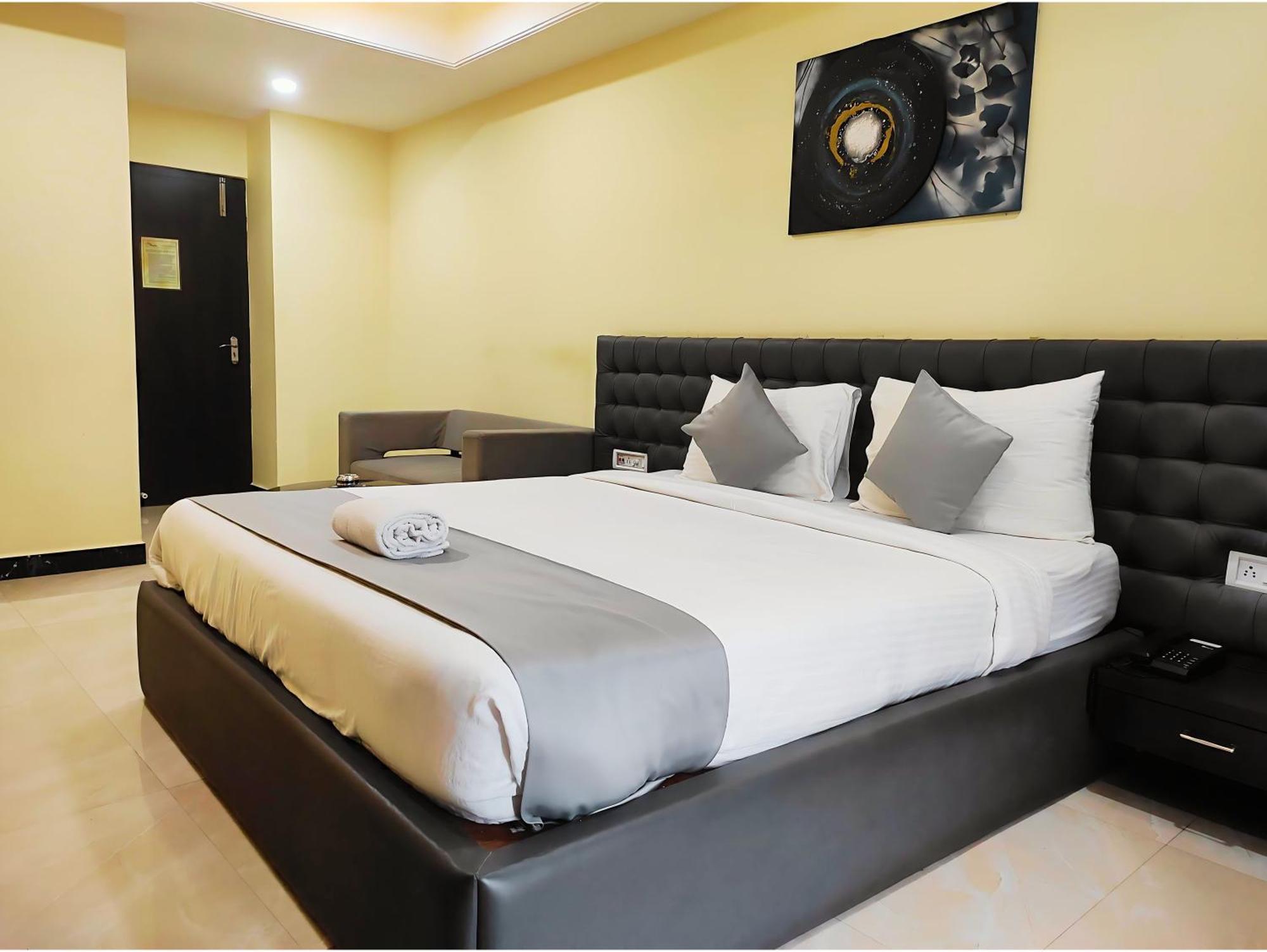 Hotel Papilio Māldah Buitenkant foto
