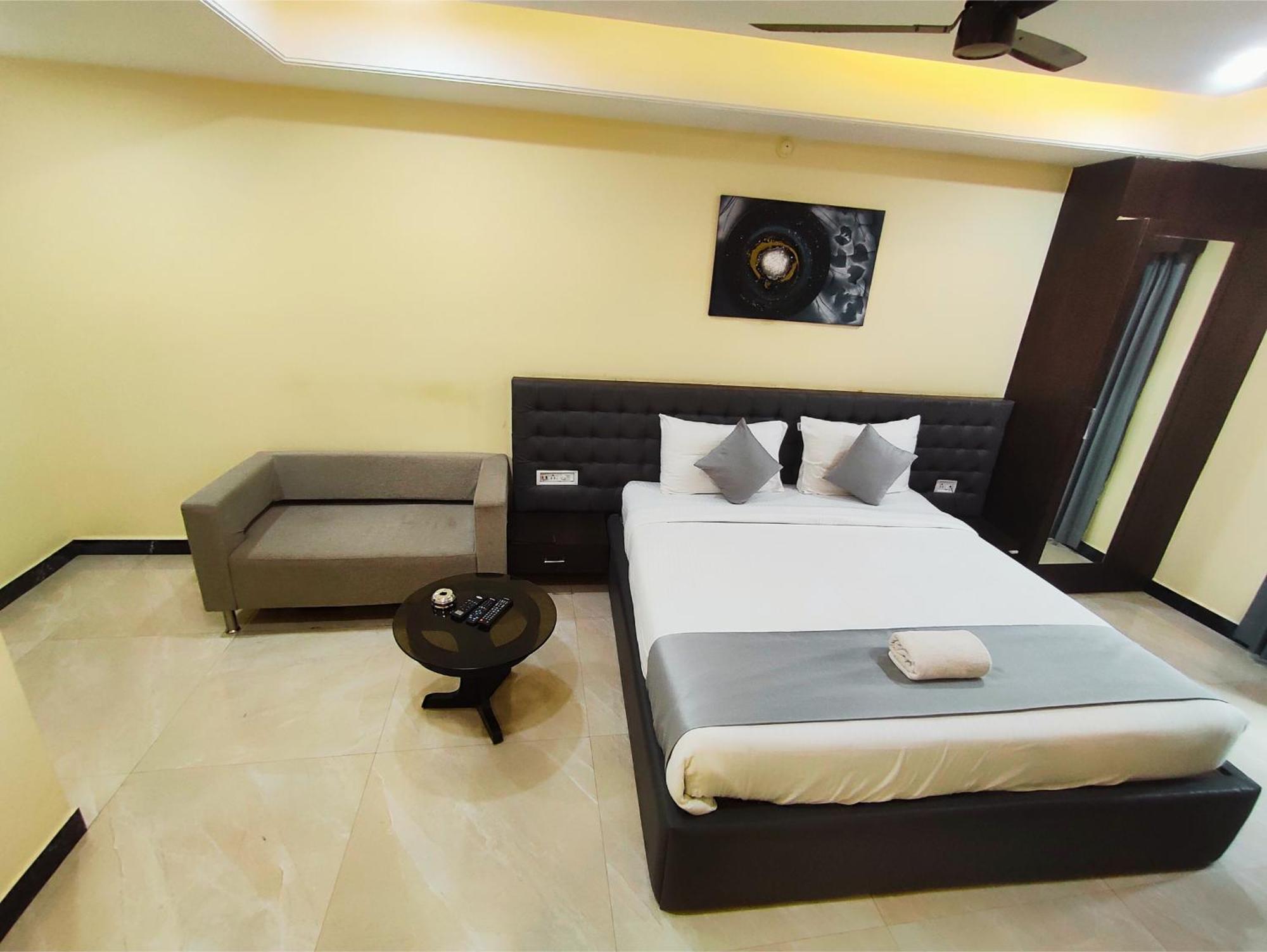 Hotel Papilio Māldah Buitenkant foto