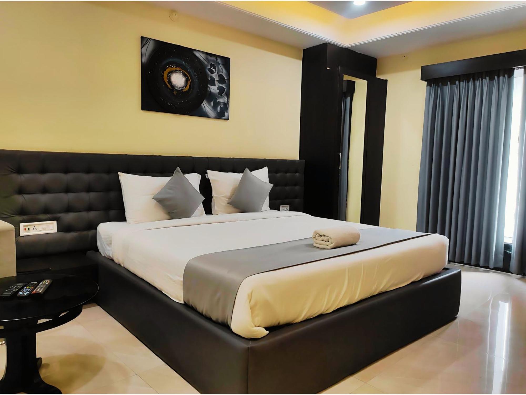 Hotel Papilio Māldah Buitenkant foto