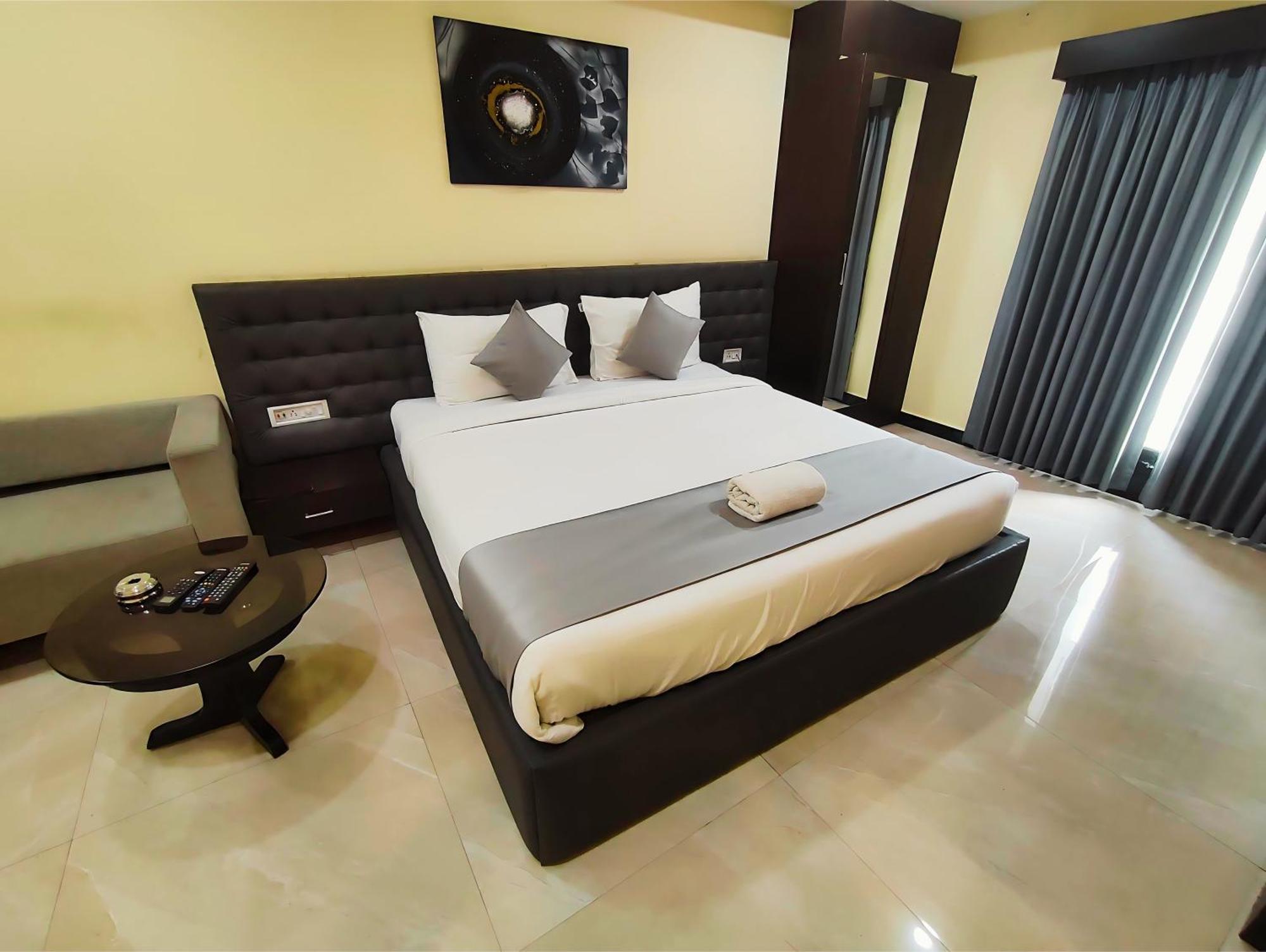Hotel Papilio Māldah Buitenkant foto